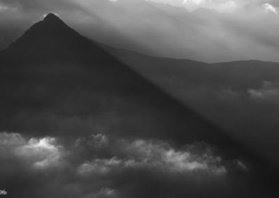 pyramid - sexten - knieberg - blach and white - mountain